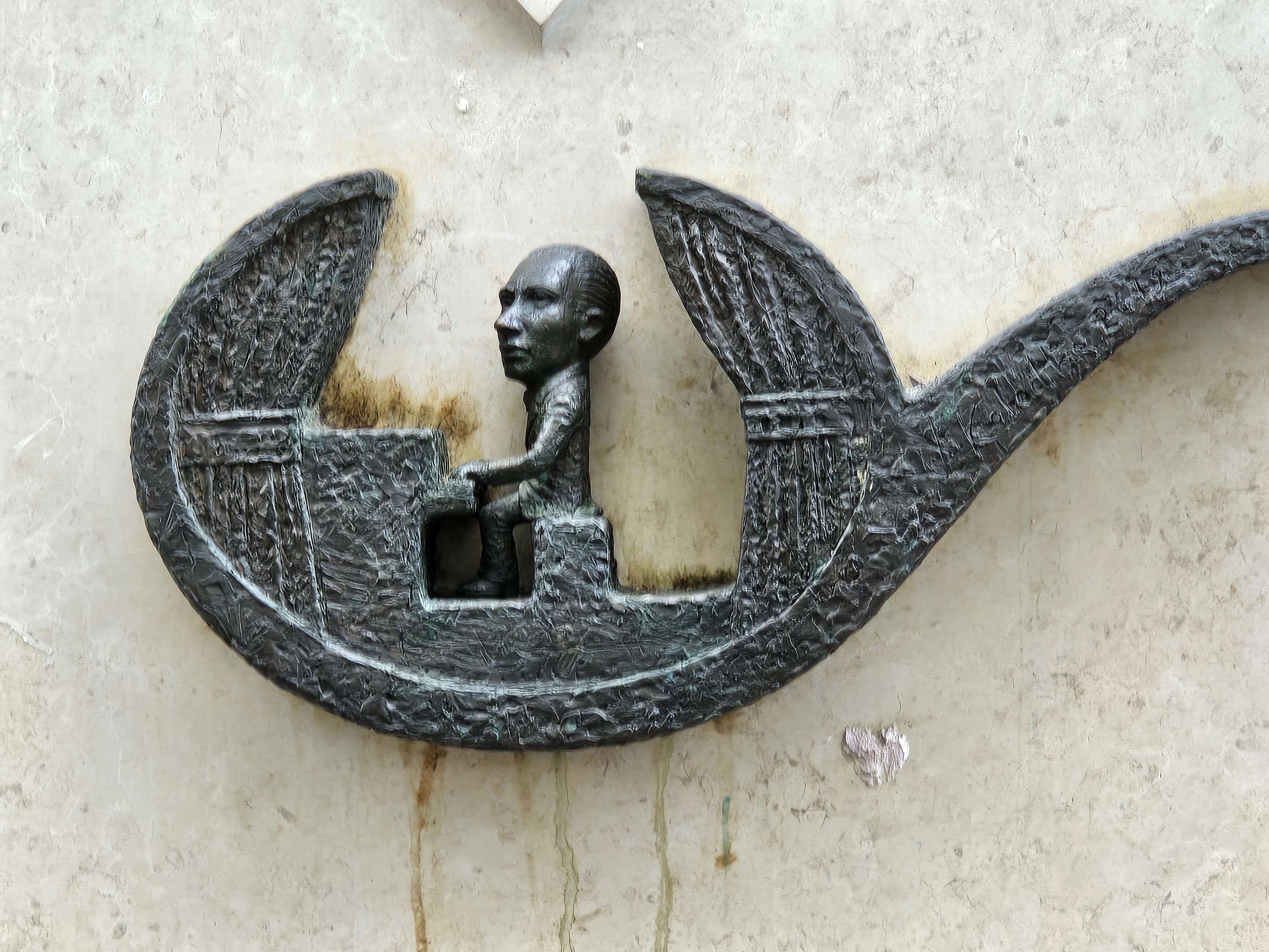 Seress-Denkmal in einer Pfeife, Anlehnung an das Lokal Kispipa