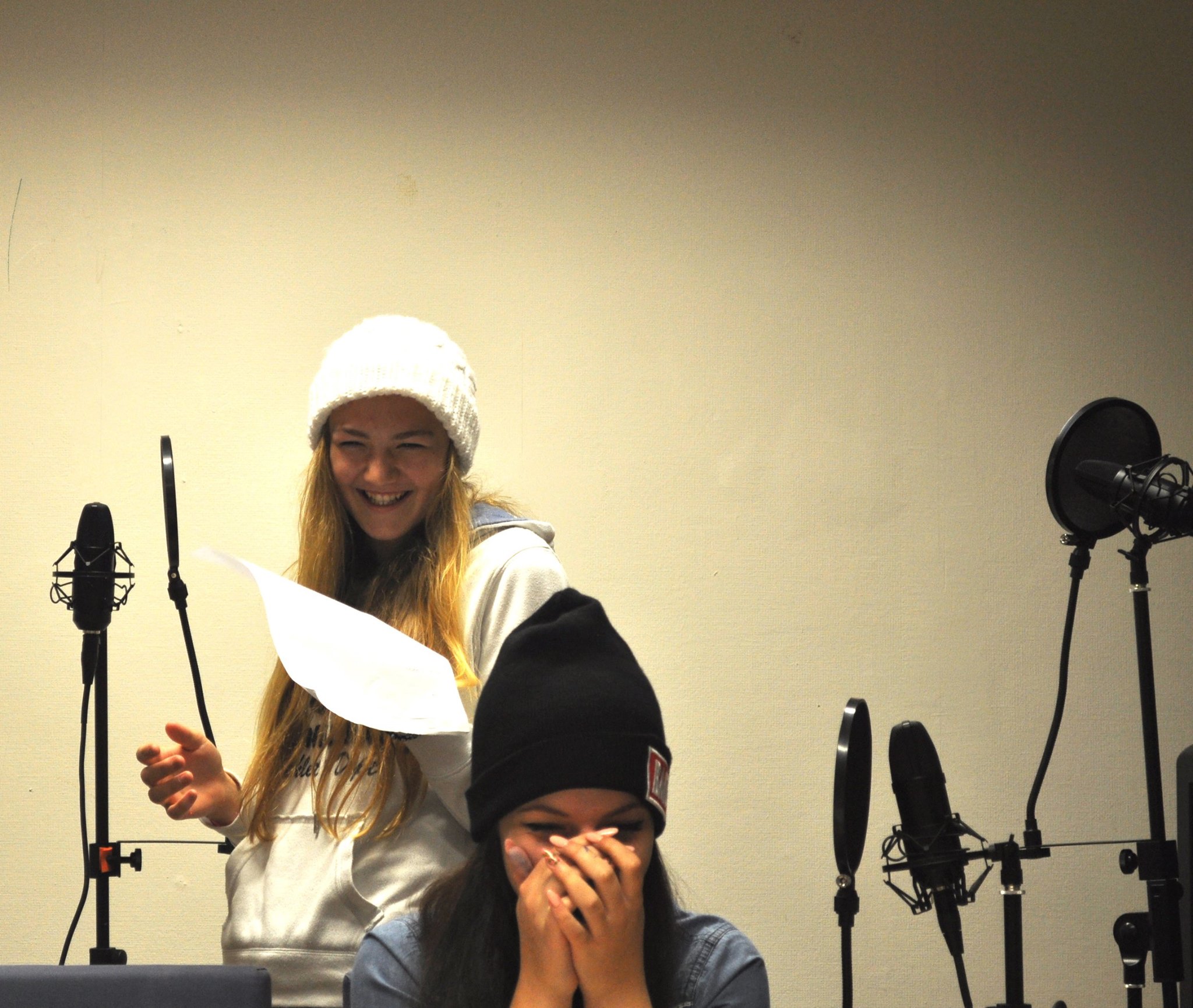 Schüler:innen des Villacher Jugendradios bei einer Aufnahme im Otelo Villach