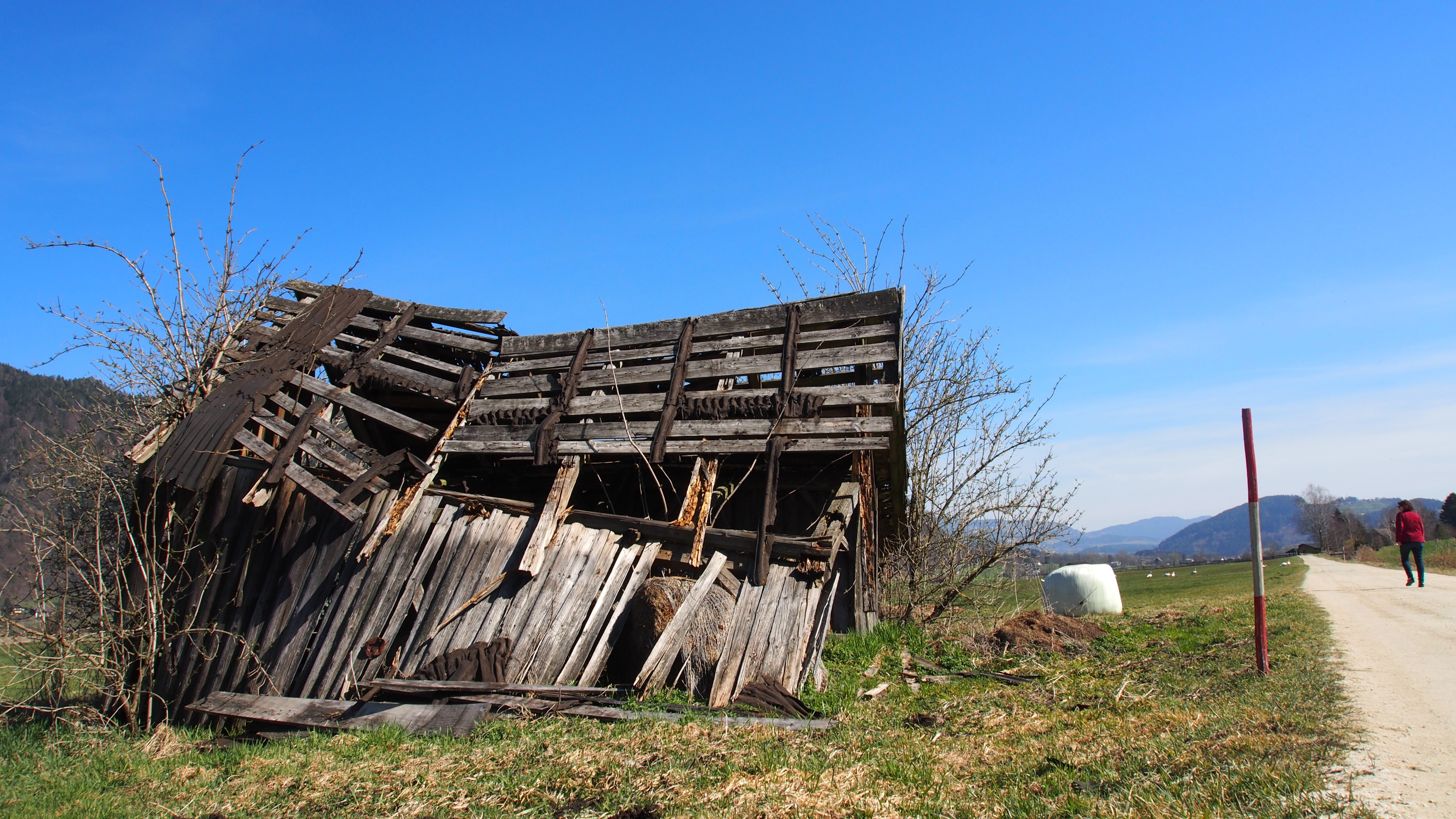 Eingestürzter alter Holzschuppen auf dem Land